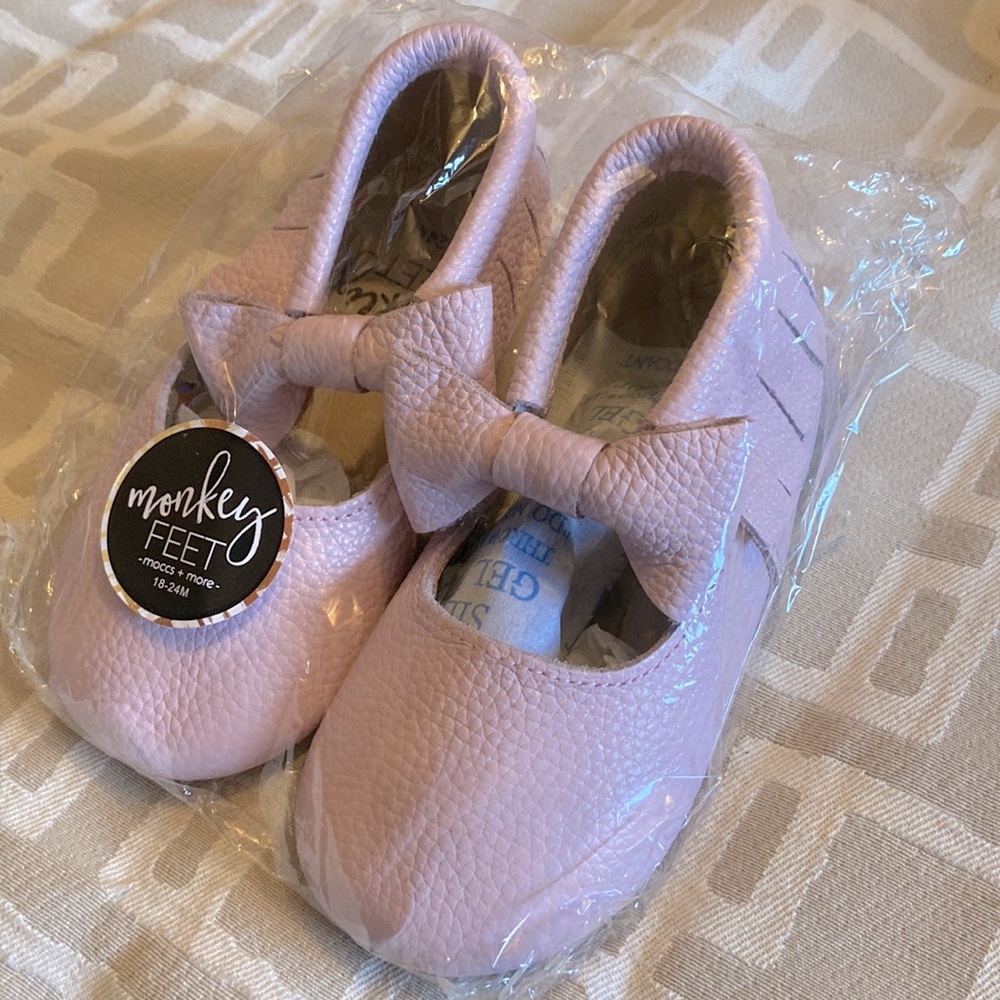 Monkey Feet Bow moccasins 18-24mo